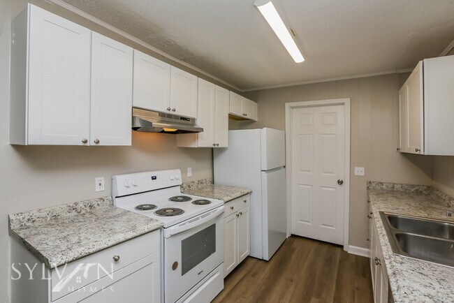 Building Photo - Step into this stunning 3-bedroom, 2-bathr...