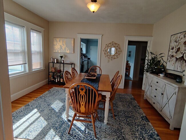 Foto del edificio - Large Fully Renovated Unit in Oak Sq. Free...
