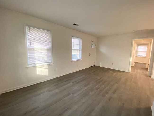 Building Photo - 2 Bedroom, 1 Bathroom in Colonial Acres re...