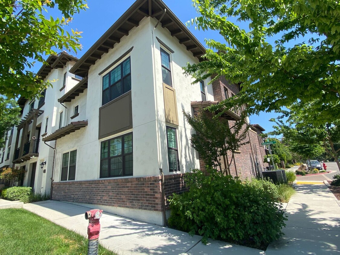 Primary Photo - Pleasanton End Unit Andares Townhouse 3 BD...
