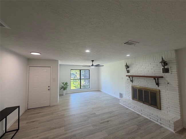 Building Photo - 143 Hollyvale Dr