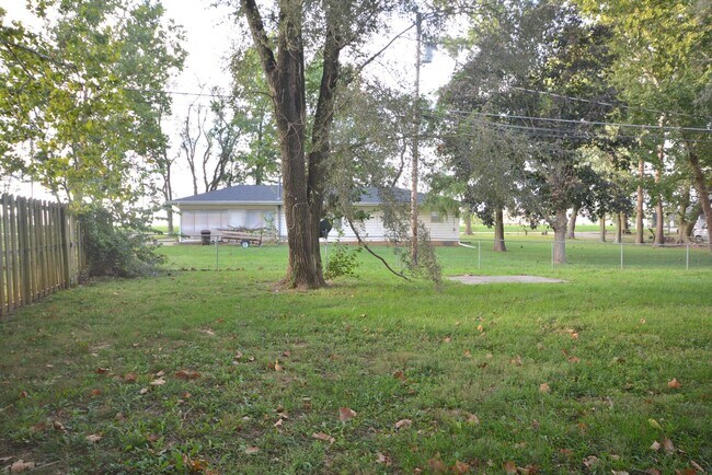 Building Photo - 2 BEDROOM 1 BATH DUPLEX LOCATED IN OZARK