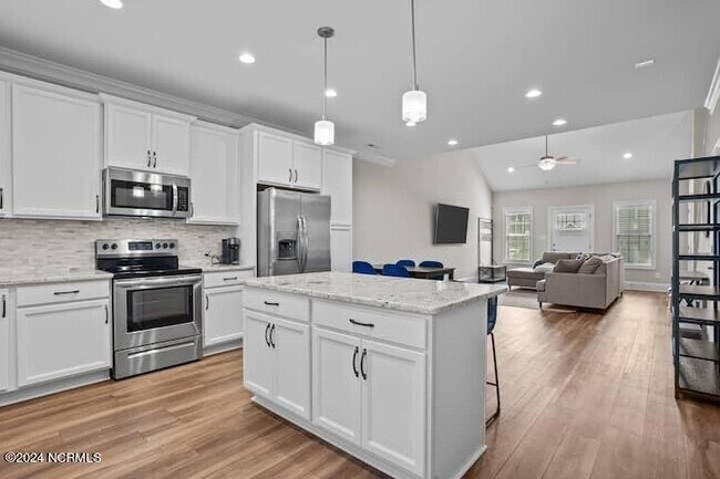 Building Photo - 127 Lark Dr
