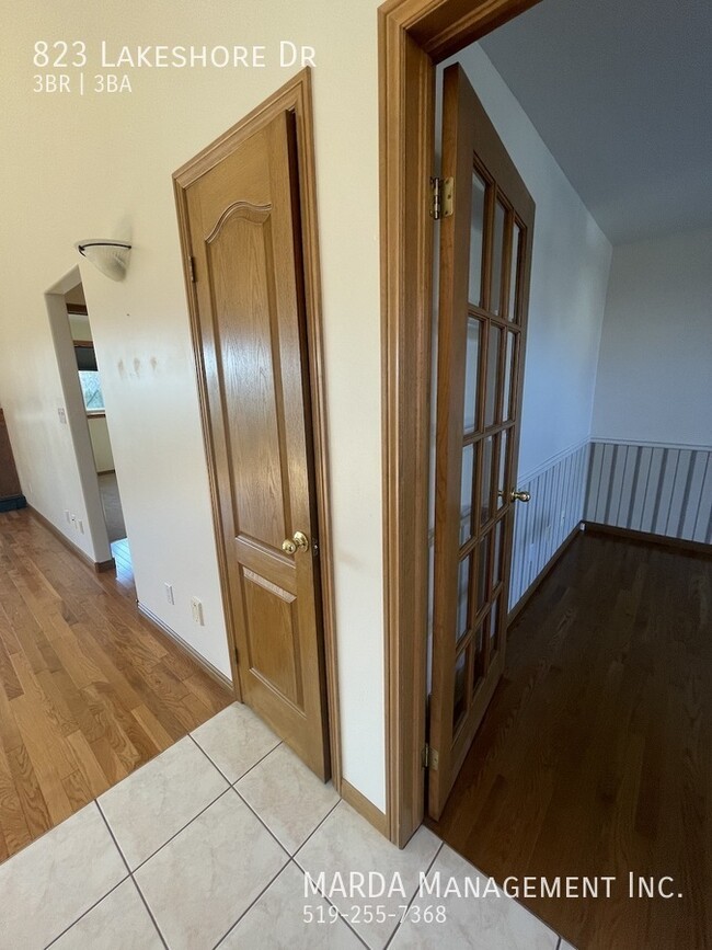 Photo du bâtiment - EXECUTIVE LAKEFRONT PROPERTY - 3 BED/3 BAT...