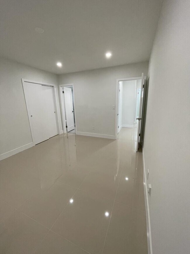 BR 1 - 8501 Crespi Blvd