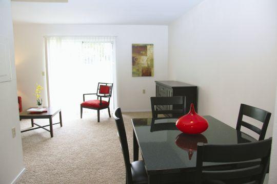 3 Bedroom Dining & Living Area - Summertree Rental Residences