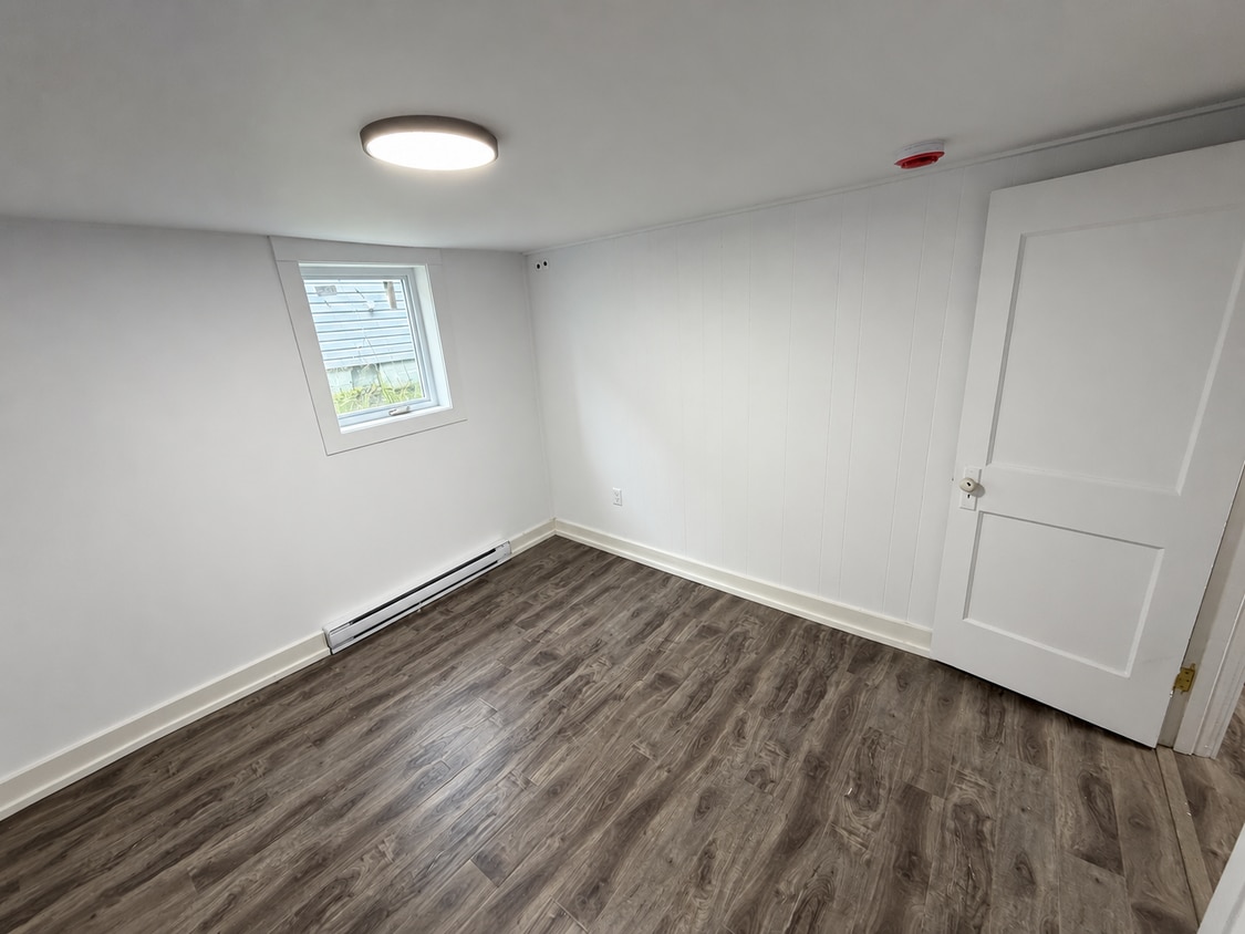 Building Photo - 11 Blackmarsh Rd