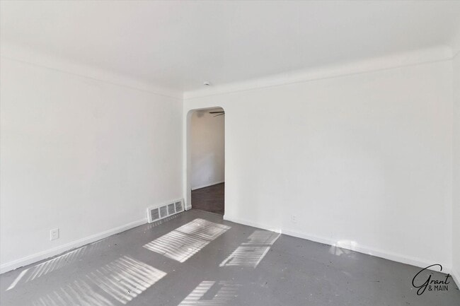Building Photo - 3 bedroom ranch $1200