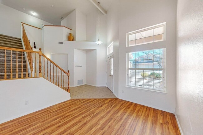 Building Photo - Move in Special 5 Bedroom 3 Bathroom w/ 3 ...