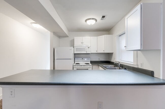 Building Photo - 1802 Parkwood Ave