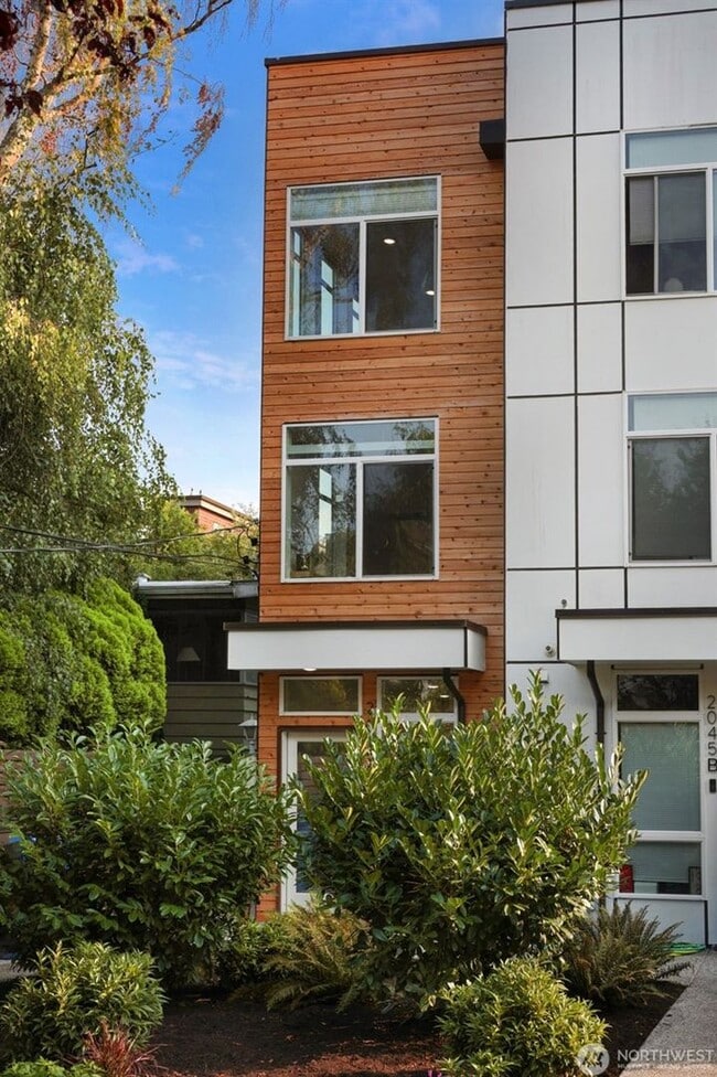 Building Photo - Stylish 2020-Built townhome in heart of Ballard