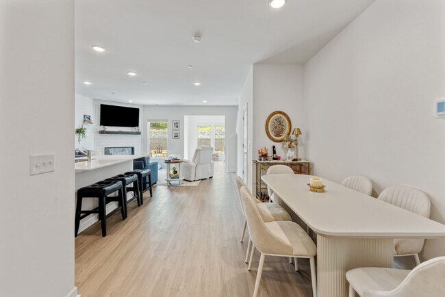 Foto del edificio - New Construction Charmer in Fairview