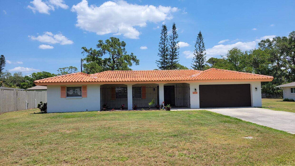 Foto principal - 3/2 SFH with new kitchen, less than one mi...