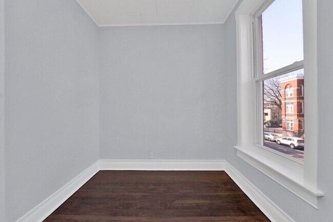 Building Photo - 845 N Damen Ave
