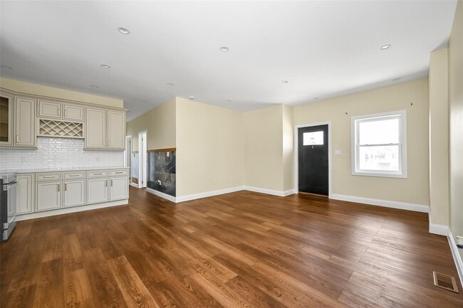 Building Photo - 14949 Hawtree St