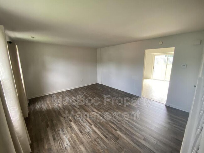 Building Photo - 10203 Green Willow Ave