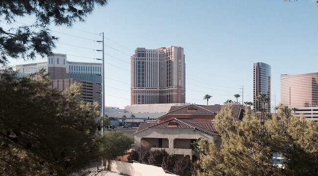 Foto del edificio - Gorgeous fully furnished strip view condo ...