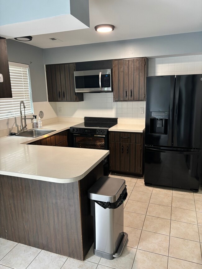 Eat in kitchen w/breakfast counter - 825 Dumont Pl