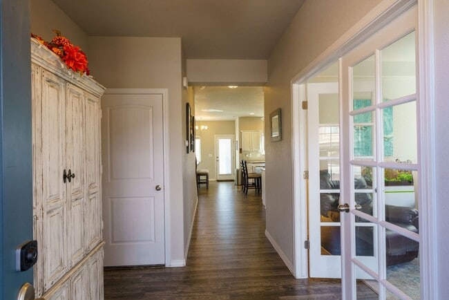Building Photo - Like new in Ventana! 4 bedroom,3 bath, fen...