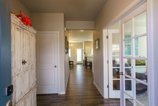 Foto del edificio - Like new in Ventana! 4 bedroom,3 bath, fen...