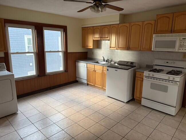 Foto del edificio - 592 Salem St