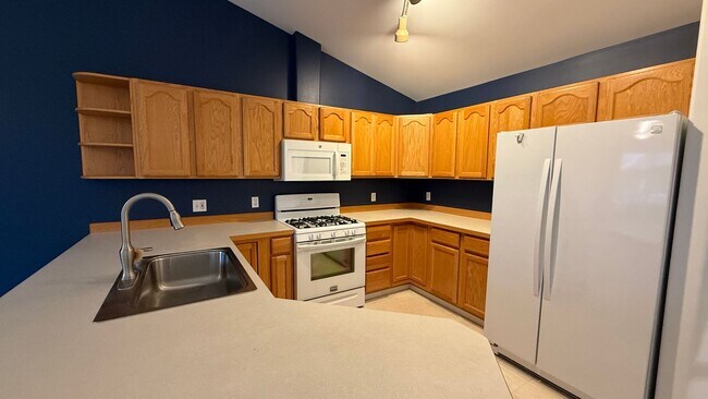 Foto del edificio - 3 Bed, 2 Bath Townhouse Between Elmore and...