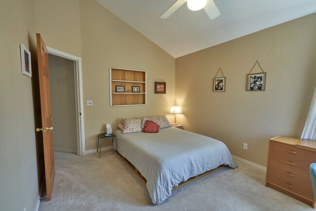 Foto del edificio - Spacious, sunny, furnished home in East Bo...