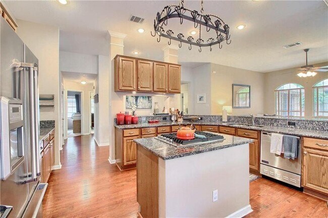 Foto del edificio - 7902 Isaac Pryor Dr