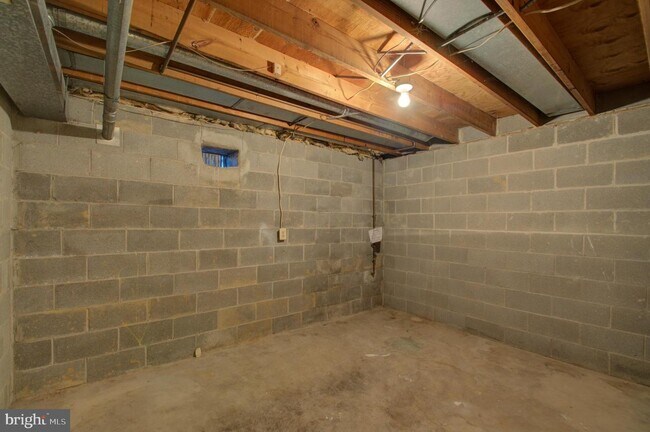 Building Photo - 706 Brune St