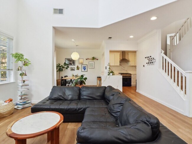 Building Photo - 3 Bedroom Condo in Irvine