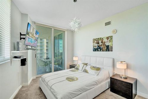 Building Photo - 1745 E Hallandale Beach Blvd