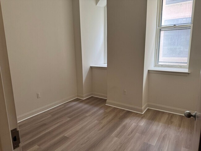 Building Photo - Large 2 Bed/1 Bath Apartment in The Victor...