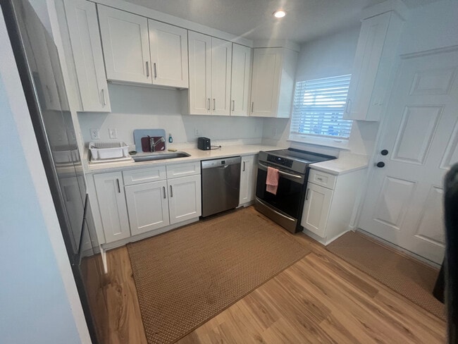 Building Photo - 615 Azalea Ln