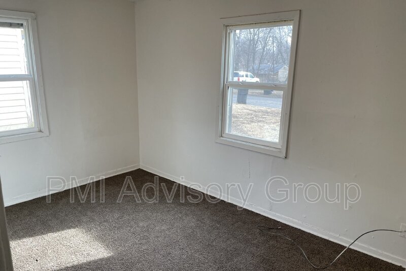 Primary Photo - 512 SE Pinecrest Dr