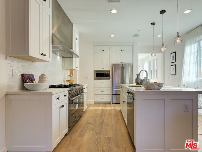 Foto del edificio - 817 N Sycamore Ave