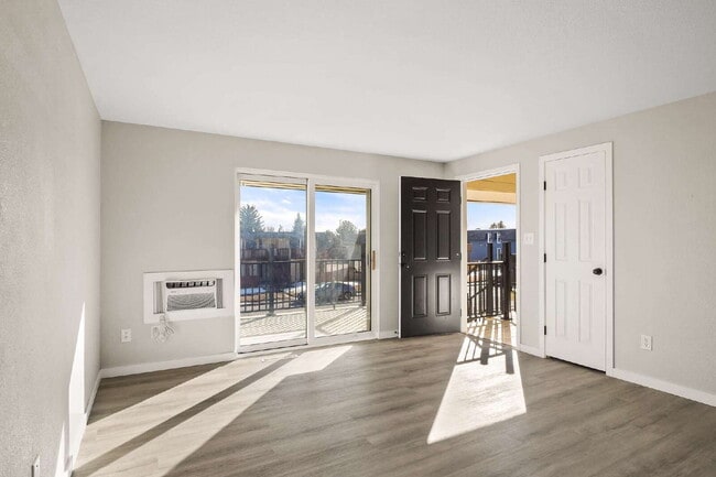 Building Photo - Updated 2 Bedroom Upstairs Apartment