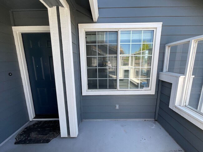 Building Photo - Modern Comfort in Prime Fremont Location –...