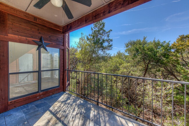 Building Photo - AVAILABLE JUNE: Rare NW Hills Condo - 1 be...