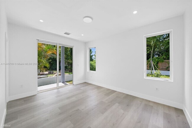 Foto del edificio - 2 br, 2 bath House - 5734 Buchanan St