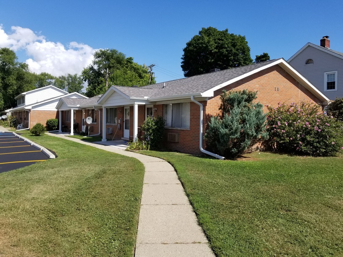 11 Gratiot Ct, Mount Clemens, MI 48043 Townhouse for Rent in Mount