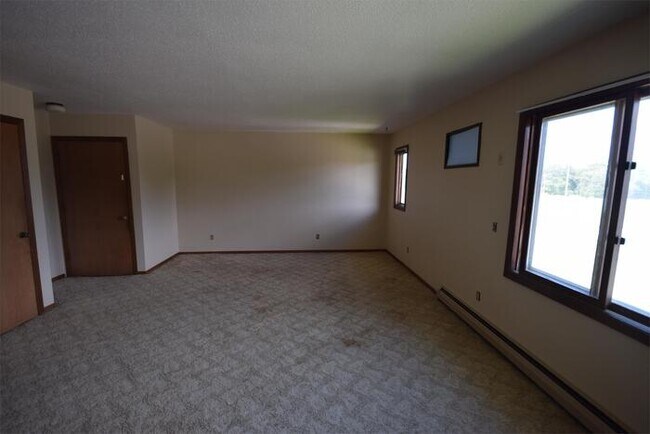 Building Photo - Large 2 bedroom-Heat Included-Great Location