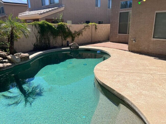 Foto del edificio - POOL + SOLAR!! 5 Bedroom 3 Bath House in L...