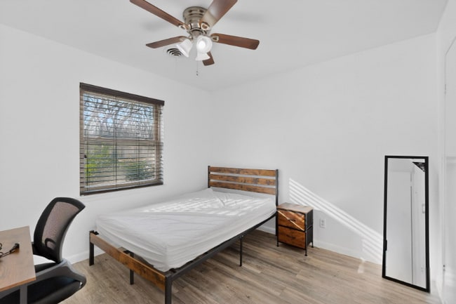 Building Photo - 404 Nottingham Dr