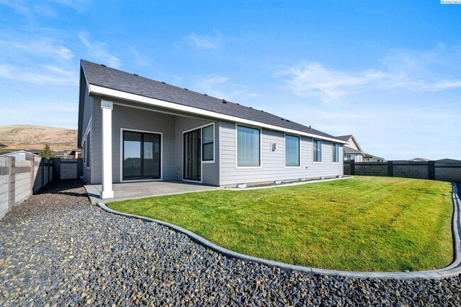 Building Photo - Generational suite w/separate entrance!