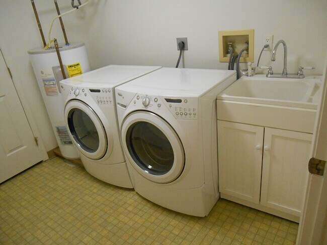 Foto del edificio - Single Family Townhome, 2 bedrooms, 3 full...