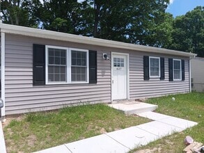 Building Photo - 427 Holly Dr