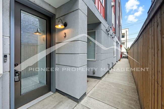 Building Photo - Gorgeous Townhouse with Mountain Views and...