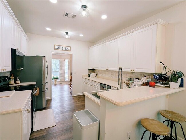 Building Photo - 850 Dogwood Park Dr