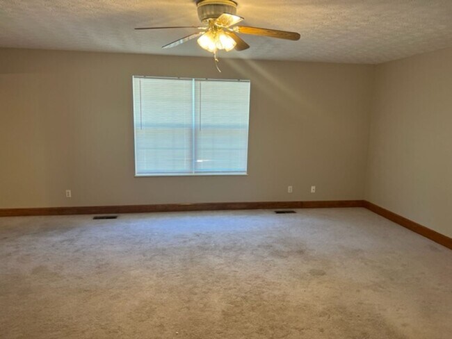Foto del edificio - Maryville 37801 - 4 bedroom, 2.5 bath home with 2300+ SF on 1.26 acres. - Call Troy Adams (865) 2...
