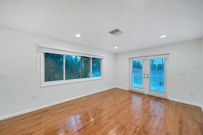 Building Photo - 907 Riviera St